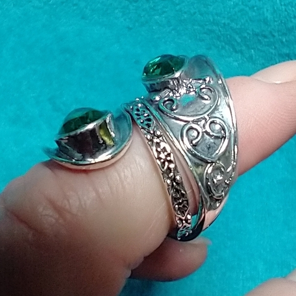 Silvertone green stone ring intricate decorative  large - Picture 3 of 4